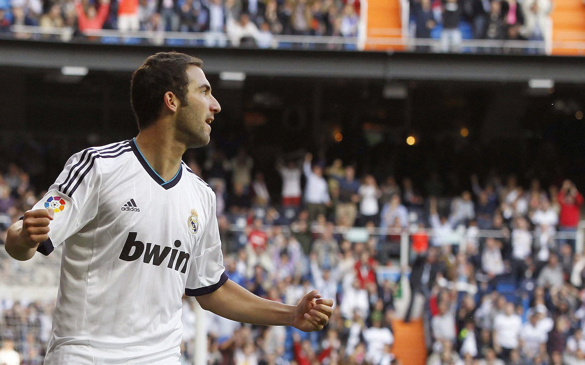 福登与德布劳内的传导配合屡次创造机会，福登父亲