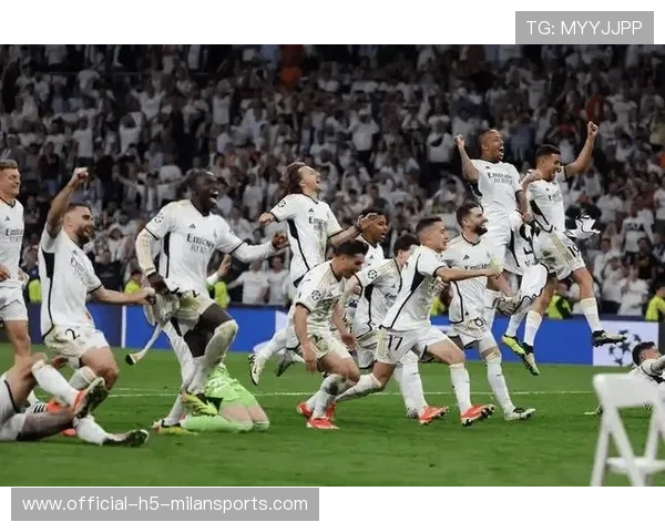 皇马连续抢断反击,三脚传递打穿防线,皇马踢球