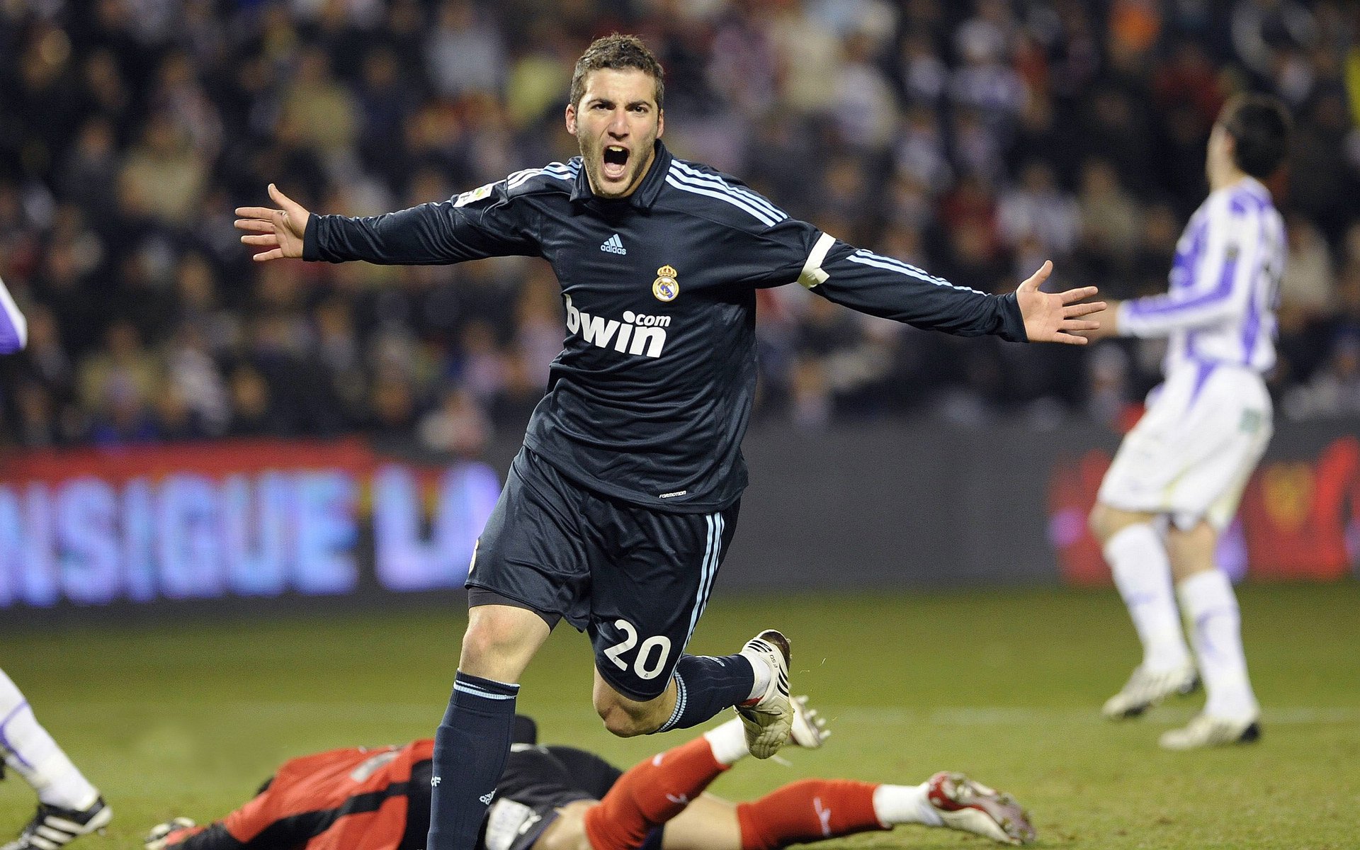 米兰app-穿越时空的对话：如果球星们生在同一时代？